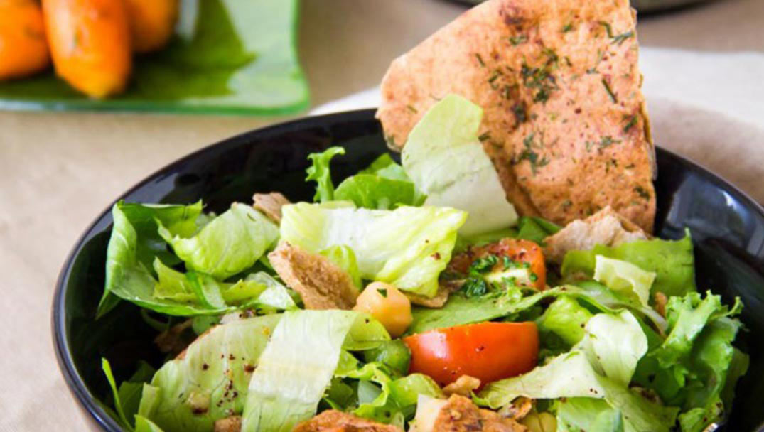 Κοντνή φωτογραφία της συνταγής Σαλάτα με Ρεβίθια και Καροτάκια Γλασέ