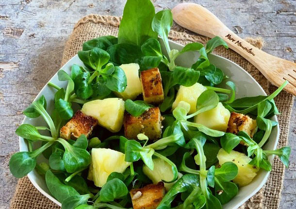 Τρυφερά φύλλα βαλεριάνας & σπανάκι baby με φρέσκο ανανά