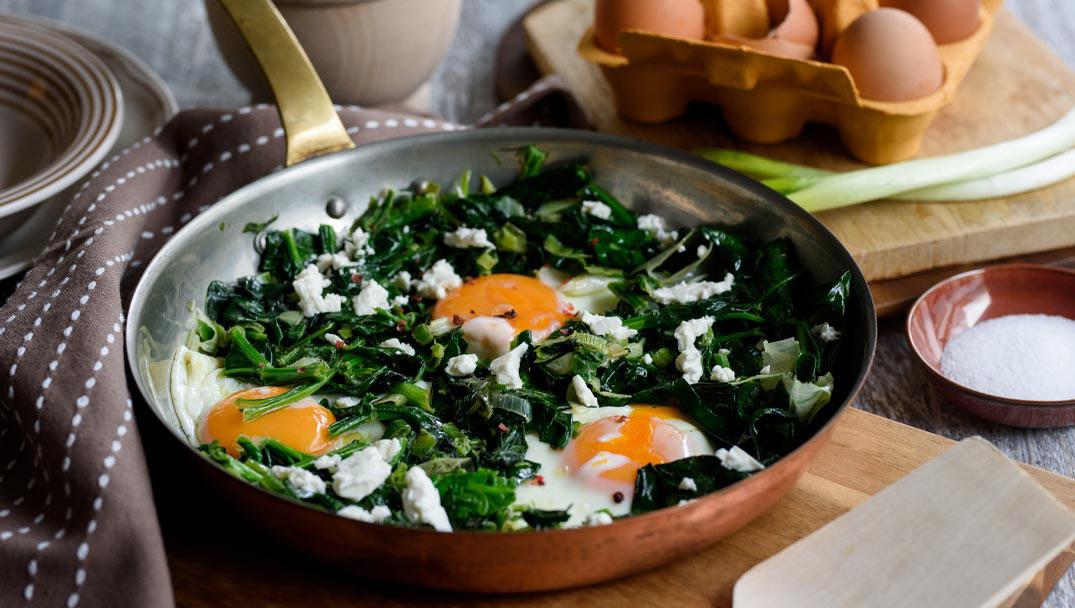 Τηγανιτά αυγά με χορταρικά και μυρωδικά από τον Αλέξανδρο Παπανδρέου