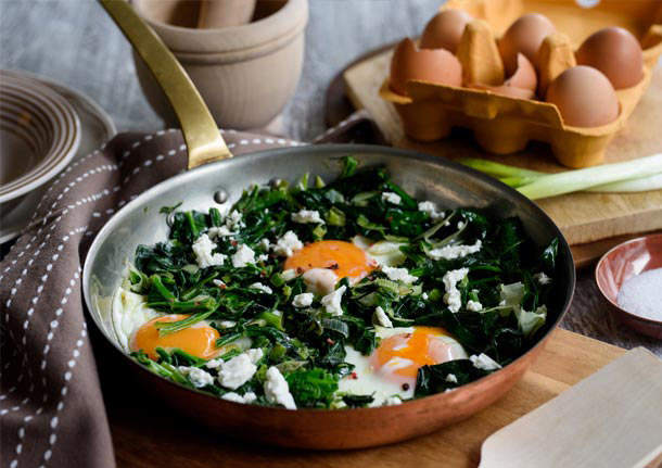 Τηγανιτά αυγά με χορταρικά και μυρωδικά