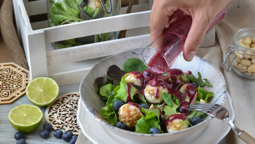 Εύκολη συνταγή για Τρυφερά baby leaves με μπάλες τυριού και βινεγκρέτ blueberry