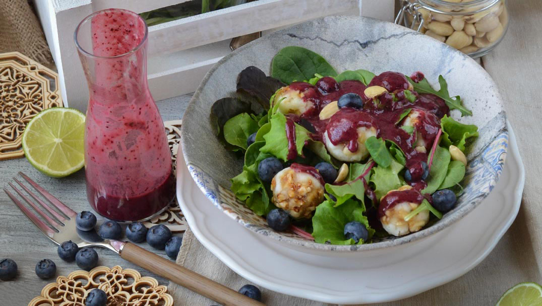 Τρυφερά baby leaves με μπάλες τυριού και βινεγκρέτ blueberry από τον Μάνο Δημητρούλη