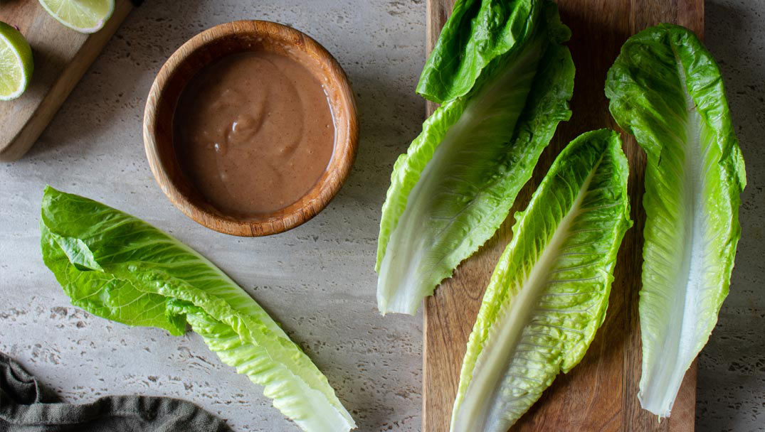 Ντρέσινγκ για την συνταγή vegan wraps σε μαρούλι ρομάνα