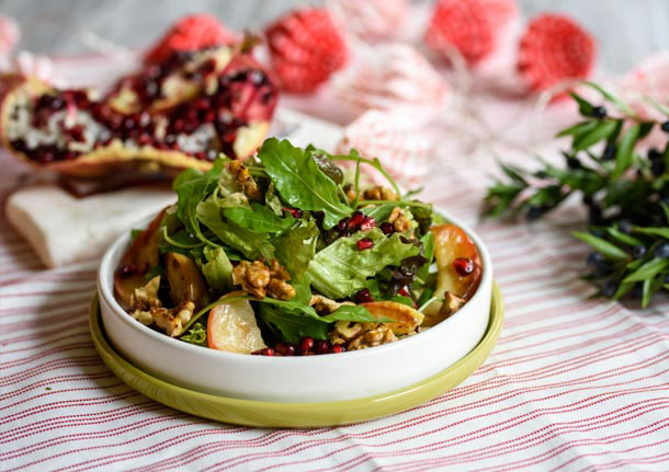 Χριστουγεννιάτικη σαλάτα με ψητό μήλο, ρόδι, μπλε τυρί και ντρέσινγκ κρέμα βαλσαμικού φράουλα