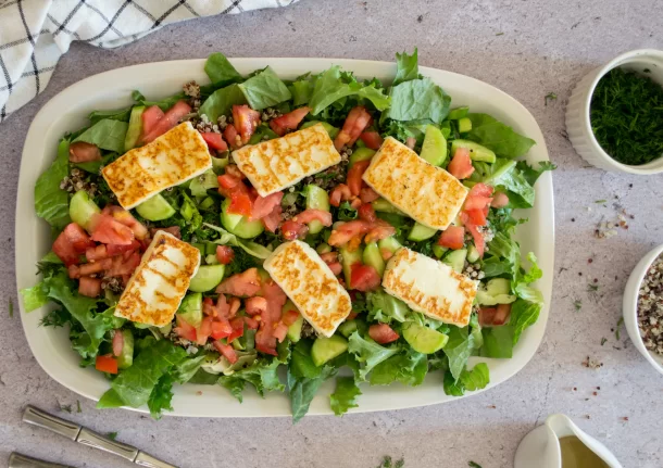 Πράσινη σαλάτα με ψητό χαλούμι από την Healthytasteland