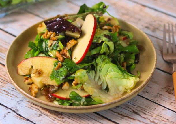 Σαλάτα Καπριτσιόζα με μήλο από τον Γιάννο Βαλιάνο