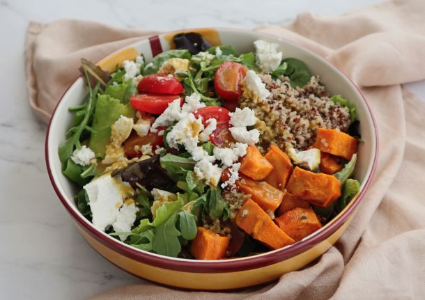 Καλοκαιρινή σαλάτα με ανθότυρο, γλυκοπατάτα και κινόα από την bubbles & avocados