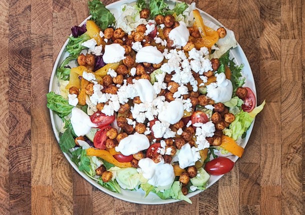 Σαλάτα με Ρεβίθια, Ψητές Πιπεριές και Πράσινα Λαχανικά από την Emily Vagia