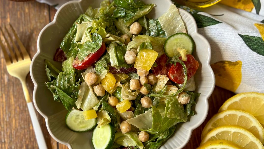 Συνταγή για σαλάτα με ρεβύθια και σάλτσα από ταχίνι