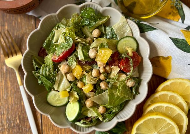 Σαλάτα με ρεβύθια και σάλτσα από ταχίνι